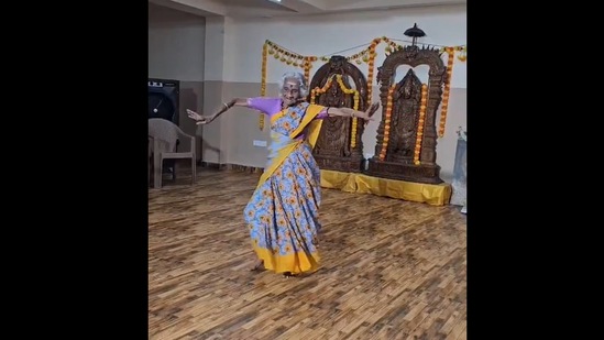 ९५ वर्षीय महिलेचा अप्रतिम डान्स