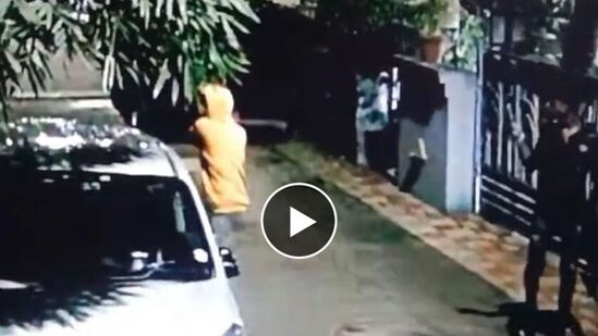 पुण्यात चाललयं काय? रिल्स तयार करण्यासाठी हातात कोयते घेऊन वाहनांची केली तोडफोड; दोन अल्पवयीन ताब्यात