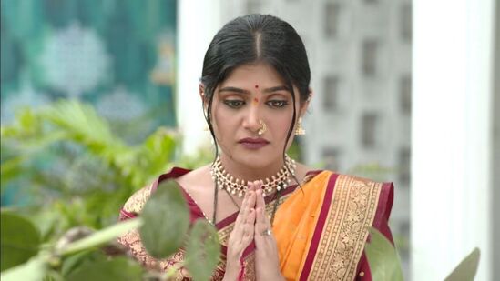 'लक्ष्मीच्या पाऊलांनी' मालिकेत कला आणि अद्वैतच्या मनात लग्नाबाबत प्रश्न उभा राहिला आहे. अशात कलाने अद्वैतसाठी वटपौर्णिमेनिमित्त निर्जळी उपवास ठेवला आहे. ती अद्वैतसाठी उपवास करते. पण हे नातं किती टिकणार आहे असा प्रश्न कलाला पडला आहे.