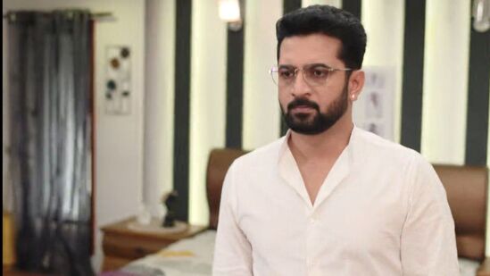 अद्वैत कलाच्या गळ्यात मंगळसूत्र घालतो आणि रुममध्ये निघून जातो. समोर काम असतानाही अद्वैत विचारात गुंतलेला असतो. त्यालाही प्रश्न पडतो की कलासोबतचे नाते हे नाते मनाविरुद्धचे आहे. त्यामुळे हे नेमकं काय सुरु आहे? दोघेही जबरदस्ती एकमेकांसोबत राहातो आहे. असे अनेक प्रश्न त्याच्या डोक्यात येत आहेत.