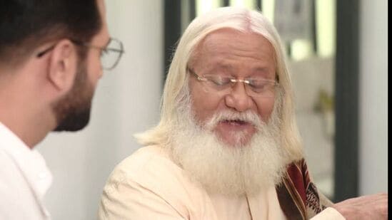 आबा अद्वैतच्या खोलीमध्ये येतात तेव्हा तो विचारात असतो. आबा त्याला समजवण्याचा प्रयत्न करतात की जे काही होतय ते चांगलं होत आहे. फक्त माझ्यावर थोडा विश्वास ठेव. आता अद्वैत काय विचार करणार हे पाहण्यासारखे आहे.