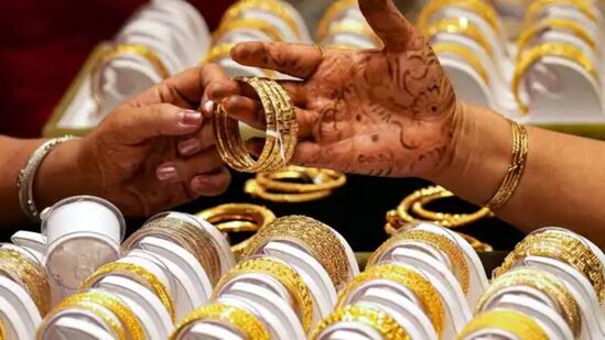 शेअर बाजार उसळत असताना सोन्या-चांदीच्या भावात मोठी घसरण, आजचा भाव किती?