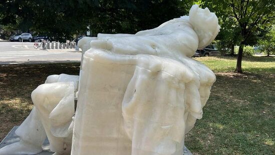 नवीन पुतळा फेब्रुवारी २०२४ मध्ये लावण्यात आला होता. यामध्ये थोड्या कमी मेणबत्ती आहेत. त्याचबरोबर पुतळ्याच्या खाली लिहिले आहे की, मेणबत्त्या पेटवल्यानंतर १ ते २ मिनिटात त्या विझवा. या आठवड्यात डीसी-मेट्रो भागात उष्णतेच्या लाटेचा इशारा देण्यात आला होता. या संपूर्ण महिन्यात तापमान वाढलेले आहे. पुतळ्याचे शीर या आठवड्याच्या अखेरपर्यंत पुन्हा जोडले जाईल.