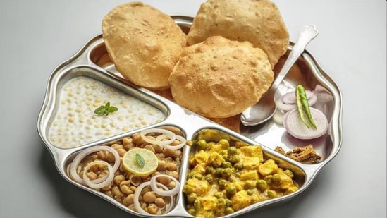 जेवणाच्या ताटात हात का धुऊ नये