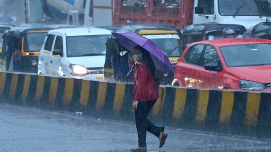 येत्या २४ तासांत शहर आणि उपनगरात आकाश ढगाळ राहणार असून अधूनमधून मध्यम ते मुसळधार पावसाची शक्यता हवामान खात्याने वर्तवली आहे. रात्री नऊच्या सुमारास मुंबई शहर आणि उपनगर, ठाणे, रायगड मध्ये तुरळक ठिकाणी मुसळधार पावसाचा इशारा 'नाऊकास्ट'ने दिला आहे.