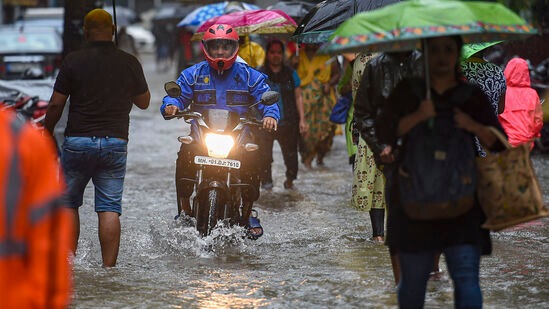 मान्सूनचे मुंबईत ९ जून रोजी आगमन झाले असले तरी गेल्या अनेक दिवसांपासून पावसाने विश्रांती घेतली होती. मात्र, गेल्या दोन दिवसांपासून मुंबईत पावसाच्या हलक्या सरी कोसळत आहेत. मान्सूनचे मुंबईत ९ जून रोजी आगमन झाले असले तरी गेल्या अनेक दिवसांपासून पावसाने विश्रांती घेतली होती. मात्र, गेल्या दोन दिवसांपासून मुंबईत पावसाच्या हलक्या सरी कोसळत आहेत.