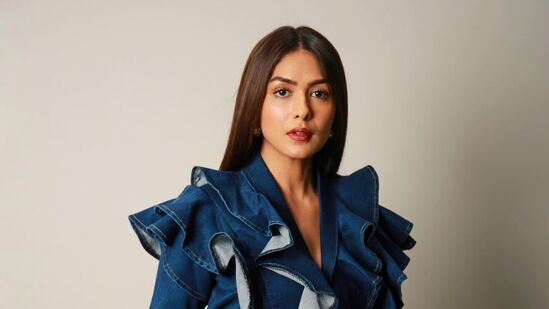 ‘सीतारामम’ या चित्रपटाव्यतिरिक्त मृणाल ठाकूरने ‘हाय नन्ना’ आणि ‘द फॅमिली स्टार’सारख्या तेलुगू चित्रपटांमध्ये काम केले आहे. तिने प्रत्येक भूमिकेत स्वतःची वेगळी छाप सोडली आहे. तिच्या अभिनयाला प्रेक्षकांची पसंती मिळाली आहे. ‘सीतारामम’ या चित्रपटाव्यतिरिक्त मृणाल ठाकूरने ‘हाय नन्ना’ आणि ‘द फॅमिली स्टार’सारख्या तेलुगू चित्रपटांमध्ये काम केले आहे. तिने प्रत्येक भूमिकेत स्वतःची वेगळी छाप सोडली आहे. तिच्या अभिनयाला प्रेक्षकांची पसंती मिळाली आहे.