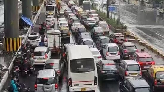 रात्री आठ वाजता संपलेल्या १२ तासांच्या कालावधीत शहरात २५.२२ मिलीमीटर, पूर्व उपनगरात ३१.४४ मिलिमीटर आणि पश्चिम भागात २५.७५ मिलिमीटर पावसाची नोंद झाली. उपनगरीय गाड्या थोड्या उशिराने धावत आहेत, तर काही भागातील रस्त्यांवर पाणी साचल्याने वाहतुकीवर परिणाम झाला आहे. रात्री आठ वाजता संपलेल्या १२ तासांच्या कालावधीत शहरात २५.२२ मिलीमीटर, पूर्व उपनगरात ३१.४४ मिलिमीटर आणि पश्चिम भागात २५.७५ मिलिमीटर पावसाची नोंद झाली. उपनगरीय गाड्या थोड्या उशिराने धावत आहेत, तर काही भागातील रस्त्यांवर पाणी साचल्याने वाहतुकीवर परिणाम झाला आहे. 