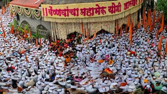 राज्यामध्ये सध्या आषाढीवारीचा उत्साह असून आषाढी वारीला सुरुवात झाली असून आहे. काल देहूनगरीमधून संत तुकाराम महाराजांच्या पालखीचा प्रस्थान सोहळा पार पडल्यानंतर आज आळंदीमधून संत ज्ञानेश्वर महाराजांच्या पालखीचे प्रस्थान झाले आहे. तुकाराम महाराजांची पालखी आज आकुर्डी येथे आहे. आळंदीहून संत ज्ञानेश्वर माऊलींची देखील पालखी निघाली असून यासाठी संपूर्ण अलंकापुरीत वैष्णवांचा मेळा जमला आहे. (HT Photo) <p>राज्यामध्ये सध्या आषाढीवारीचा उत्साह असून आषाढी वारीला सुरुवात झाली असून आहे. काल देहूनगरीमधून संत तुकाराम महाराजांच्या पालखीचा प्रस्थान सोहळा पार पडल्यानंतर आज आळंदीमधून संत ज्ञानेश्वर महाराजांच्या पालखीचे प्रस्थान झाले आहे. तुकाराम महाराजांची पालखी आज आकुर्डी येथे आहे. आळंदीहून संत ज्ञानेश्वर माऊलींची देखील पालखी निघाली असून यासाठी संपूर्ण अलंकापुरीत वैष्णवांचा मेळा जमला आहे. (HT Photo)</p>