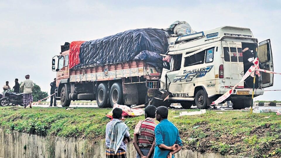 Karnataka Accident कर्नाटकात भीषण अपघात भाविकांना घेऊन जाणाऱ्या व्हॅनची ट्रकला धडक १५ ठार २ 8571