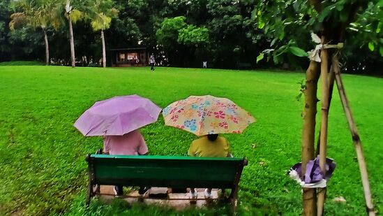 मुंबईत दडी मारलेल्या पावसाने &nbsp;पुन्हा &nbsp;हजेरी लावली आहे. &nbsp;मुंबईत पावसाचा जोर वाढला आहे. मुंबई शहर व उपनगरांत शनिवारी पावसाचा जोर कायम होता. दरम्यान, रविवारी आणि &nbsp;सोमवारी मुंबईत अतिमुळधार पावसाचा अंदाज हवामान विभागाने व्यक्त केला असून यलो अलर्ट जारी केला आहे. &nbsp;