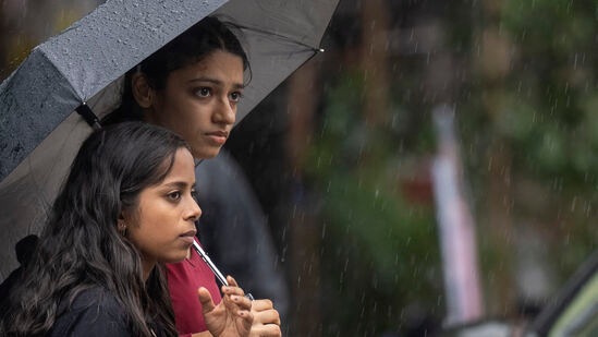 आज मुंबईसह पालघर आणि ठाण्यात पावसाचा यलो अलर्ट जारी केला आहे. तर सिंधुदुर्ग, रत्नागिरी, रायगडला पुढील दोन दिवस ऑरेंज अलर्ट देण्यात आला आहे. तर पालघर, ठाणे, मुंबईला &nbsp;पावसाचा यलो अलर्ट जारी करण्यात आला आहे.&nbsp;