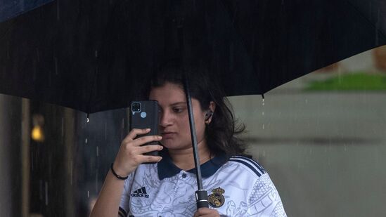 मुंबईत सोमवारी अतिमुसळधार पावसाचा अंदाज हवामान विभागाने वर्तवला आहे. &nbsp;ठाणे व पालघर जिल्ह्यांत मुसळधार ते अतिमुसळधार पावसाचा अलर्ट हवामान विभागणे दिला आहे.&nbsp;