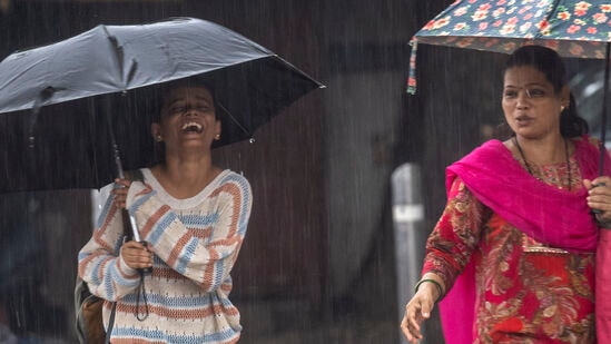 मुंबईत शनिवारी संपूर्ण दिवसभर अधूनमधून पावसाच्या सरी कोसळत होत्या. मुंबई शहर तसेच उपनगरांत रविवारी सकाळ पासून काही भागात &nbsp;हलक्या सरी कोसळत होत्या. तर उद्या &nbsp;सोमवारी पावसाचा जोर वाढणार आहे. &nbsp;