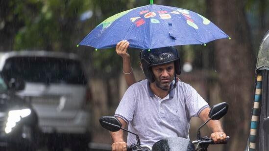 पावसाने घाट विभागात हजेरी लावल्यामुळे निसर्ग बहरला असून राज्यातील अनेक पावसाळी पर्यटनस्थळावर पर्यटक मोठी गर्दी करत आहेत. आंबोली, ताम्हीणी घाटात पर्यटक गर्दी करत आहेत. तर पुण्यातील जुन्नर, आंबेगाव, मावळ, मुळशी तालुक्यातील पर्यटन स्थळांना देखील पर्यटक भेटी देत आहेत. &nbsp;