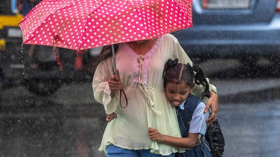 मुंबईसह राज्यातील &nbsp;विदर्भ व &nbsp;कोकणात पावसाचा जोर पुढील काही दिवसांत &nbsp;वाढण्याची शक्यता पुणे वेधशाळेने वर्तवला आहे. &nbsp;कोकणात अतिमुसळधार पावसाची, तर विदर्भात वादळी वाऱ्यासह पाऊस पडण्याची शक्यता हवामान विभागाने वर्तविली आहे.&nbsp;
