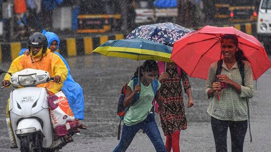 पावसामुळे मुंबईकरांची &nbsp;उकाड्यापासून सुटका झाली असून तापमानात देखील घट झाली आहे. &nbsp;कुलाबा केंद्रात २५ मिमी, तर सांताक्रूझ केंद्रात ३३ मिमी पावसाची नोंद झाली आहे.&nbsp;