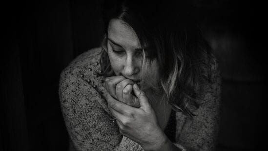 दैनंदिन कामांची सतत भीती वाटणे हे चिंतेचे लक्षण आहे. बऱ्याचदा स्वत: ला रेग्युलर स्पेसमधून बाहेर काढणे आणि लो इम्पॅक्ट वर्कआउटमध्ये गुंतणे चिंता प्रभावीपणे दूर करण्यास मदत करू शकते. थेरपिस्ट अॅना पापिओआनू लिहितात, "चालणे आपल्या शरीराला अशा प्रकारे हलविण्यासाठी लो इम्पॅक्ट, सुलभ जागा प्रदान करते ज्यामुळे आपले मन चिंताग्रस्त क्षणांमधून देखील हलवू शकते." येथे चालण्याचे काही फायदे आहेत जे चिंताग्रस्त विचारांचा सामना करू शकतात.&nbsp;