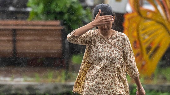 मुंबईसह पालघर, ठाणे परिसरात देखील पावसाचा जोर वाढणार आहे. तर कोकणातील सिंधुदुर्ग, रत्नागिरी, रायगड जिल्ह्यात देखील जोरदार पावसाची शक्यता असून या ठिकाणी ऑरेंज अलर्ट देण्यात आला आहे. मुंबईसह पालघर, ठाणे परिसरात देखील पावसाचा जोर वाढणार आहे. तर कोकणातील सिंधुदुर्ग, रत्नागिरी, रायगड जिल्ह्यात देखील जोरदार पावसाची शक्यता असून या ठिकाणी ऑरेंज अलर्ट देण्यात आला आहे. 