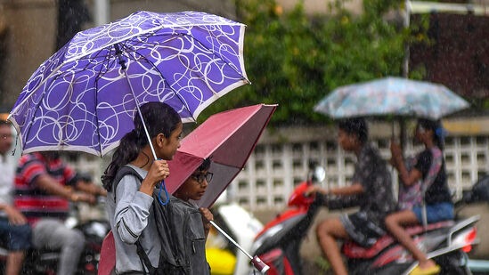 मुंबईत पावसाचा यलो अलर्ट देण्यात आला आहे. मुंबई शहर आणि उपनगर भागात पावसाची तीव्रता वाढणार असल्याने बाहेर पडतांना नागरिकांनी काळजी घेण्याचे आवाहन हवामान विभागाने केले आहे. मुंबईत पावसाचा यलो अलर्ट देण्यात आला आहे. मुंबई शहर आणि उपनगर भागात पावसाची तीव्रता वाढणार असल्याने बाहेर पडतांना नागरिकांनी काळजी घेण्याचे आवाहन हवामान विभागाने केले आहे. 