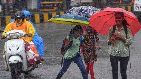 पुण्यात मंगळवारी सकाळ पासून पावसाच्या जोरदार सरी कोसळत आहेत. तर घाट विभागात देखील पावसाचा जोर वाढणार आहे. त्यामुळे पुण्यात यलो अलर्ट देण्यात आला आहे. दरम्यान भुशी डॅम घटनेनंतर पर्यटन स्थळी जाताना नागरिकांनी काळजी घेण्याचे आवाहन देखील करण्यात आले आहे. पुण्यात मंगळवारी सकाळ पासून पावसाच्या जोरदार सरी कोसळत आहेत. तर घाट विभागात देखील पावसाचा जोर वाढणार आहे. त्यामुळे पुण्यात यलो अलर्ट देण्यात आला आहे. दरम्यान भुशी डॅम घटनेनंतर पर्यटन स्थळी जाताना नागरिकांनी काळजी घेण्याचे आवाहन देखील करण्यात आले आहे. 
