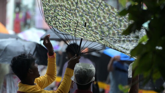 बंगालच्या उपसागरात कमी दाबाचे क्षेत्र निर्माण झाल्यामुळे मोसमी पाऊस सक्रिय होण्याची शक्यता हवामान विभागाने वर्तवली आहे. यामुळे पुढील तीन ते चार दिवस राज्यातील काही भागात मुसळधार पाऊस पडेल असा अंदाज हवामान विभागाने वर्तवला आहे.&nbsp;
