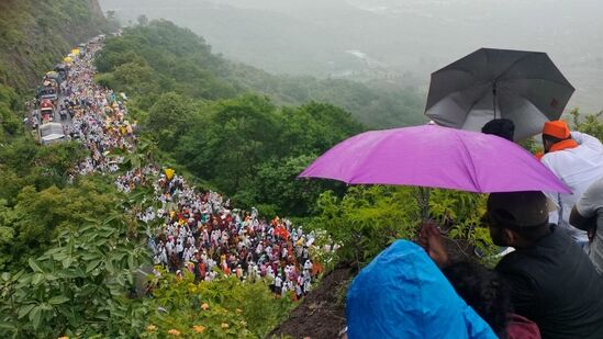 हरिओम विठ्ठला, ज्ञानोबा-माऊली तुकाराम, पाऊले चालती पंढरीची वाट, माऊली, माऊली अशा अखंड नामघोषाने पायात संचारलेल्या बळाच्या जोरावर संत ज्ञानेश्वर महाराजांच्या पालखी सोहळ्याने नागमोडी वळणाचा चार किलोमीटरचा अवघड दिवे घाट लीलया पार केला.&nbsp;