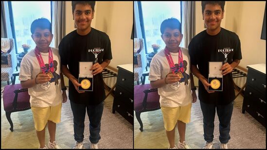 भावना आणि विकास आपल्या मुलांसह हॉटेलमध्ये पोहोचले आणि विश्वचषक जिंकल्यानंतर आनंद साजरा केला.