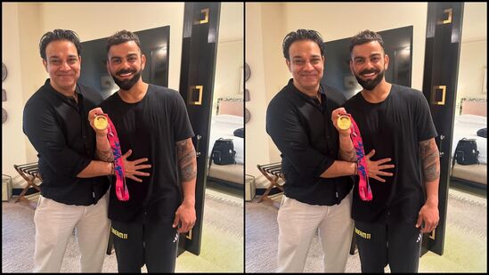 बहीण भावना कोहली आणि भाऊ विकास कोहली आणि त्यांच्या मुलांनी विराटसोबत फोटोसाठी पोझ दिली.