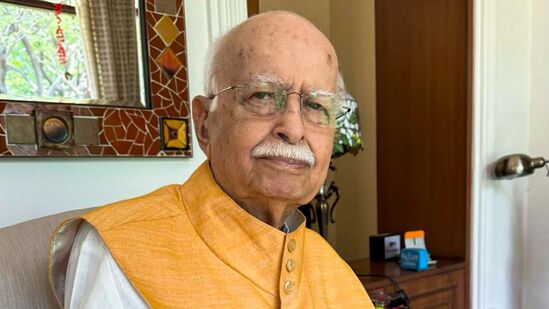 माजी उपपंतप्रधान लालकृष्ण अडवाणी यांना रुग्णालयातून डिस्चार्ज 