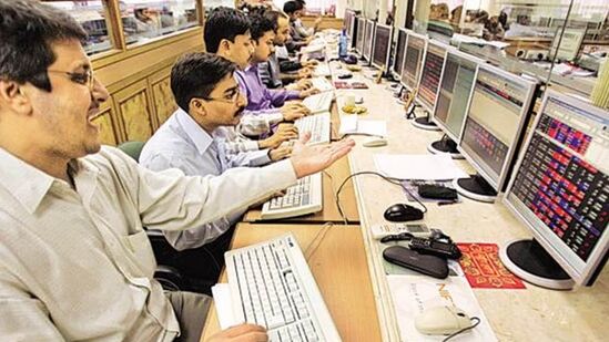 penny stock : एक रुपये किंमतीचा हा शेअर घेण्यासाठी उडालीय झुंबड, तुमच्याकडं आहे का?