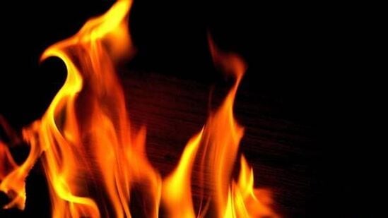 छत्रपती संभाजीनगरात फुटपाथवर झोपलेल्या व्यक्तीला पेट्रोल टाकून पेटवून दिले