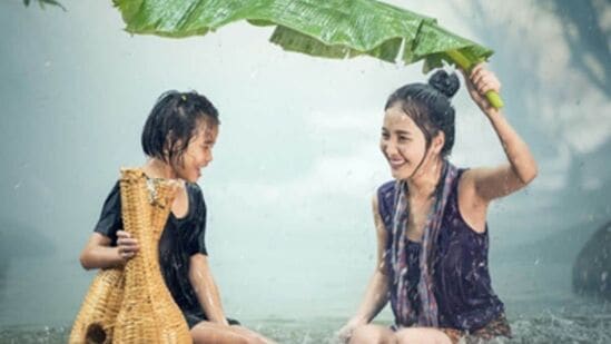 Side effects of wearing wet clothes: पावसाळ्यात बराच वेळ ओल्या कपड्यांवर फिरु नये