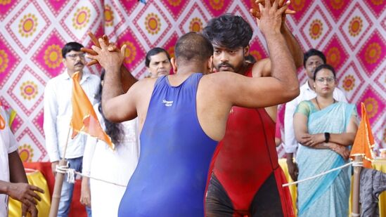 ‘तुला शिकवीन चांगलाच धडा’ या मालिकेमध्ये हल्लीच कुस्तीचा एक सीन दाखवला गेला. भुवनेश्वरीने अधिपती आणि अक्षराला १० दिवसांचे आव्हान दिले होते. घराबाहेर राहून दोघांना सिद्ध करून दाखवायचे होते की, ते आपल्या संसाराची जबाबदारी घेण्यास सक्षम आहेत.