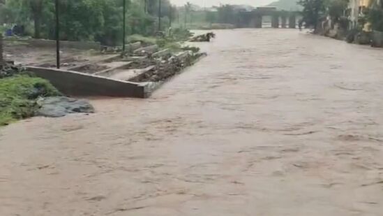 मुंबईला मुसळधार पावसाचा फटका! लोकलसेवा विस्कळीत; कल्याण-कसारा मार्गावरील रेल्वे वाहतूक ठप्प