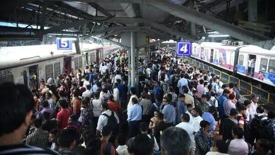 मुंबईत लोकल पकडण्याच्या नादात महिला रुळावर पडली! जीव वाचला पण पाय कापले गेल्याने आले कायमचे अपंगत्व