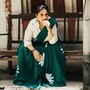 <p>‘आई कुठे काय करते’ या मालिकेतील ‘अरुंधती’ म्हणजे अभिनेत्री मधुराणी प्रभुलकर-गोखले हिने प्रेक्षकांचे मन जिंकून घेतले आहे. या मालिकेत सध्या एक अतिशय वेगळं वातावरण पाहायला मिळत आहे. या मालिकेमध्ये आता अरुंधती एका कुकिंग स्पर्धेत भाग घेतला आहे. यामध्ये ती अपघात होऊन देखील आपली कला दाखवताना दिसत आहे. या दरम्यानच ‘अरुंधती’ म्हणजे अभिनेत्री मधुराणी प्रभुलकर हिने तिला स्वयंपाकाची कला कुणी शिकवली, याचा खुलासा केला आहे.</p>