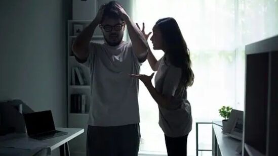 बचावात्मकता: अनेकदा लोक आपल्या चुकांची जबाबदारी घेण्याऐवजी स्वत:चा बचाव करतात. यामुळे पार्टनर नात्यात दूर जाऊ शकतो.&nbsp;