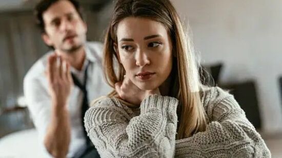 टीका: अभिप्राय शेअर करणे आरोग्यदायी आहे. जेव्हा सतत हल्ला करणे आणि जोडीदाराने केलेल्या प्रत्येक गोष्टीसाठी दोष देणे खूप त्रासदायक ठरू शकते.&nbsp;&nbsp;