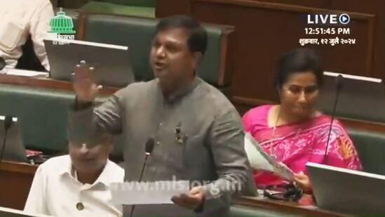 फोल्डरमध्ये नोटा टाकून शिपायला देतानाचा व्हिडिओ व्हायरल; आमदार मेघना बोर्डीकर यांचा खुलासा