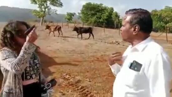  ट्रेनी आयएएस पूजा खेडकरच्या आईचेही कारनामे उघड; पिस्तुल हातात घेत शेतकऱ्यांवर केली दादागिरी 