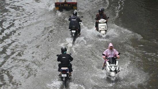 मुंबईत मध्यरात्रीपासून सुरू असलेल्या मुसळधार पावसामुळे सर्वत्र पाणी साचले आहे. ११ ते १२ जुलै रोजी सकाळपर्यंत कुलाबा येथे ८६ मिमी तर सांताक्रूझ येथे ११५ मिमी पावसाची नोंद झाली. चेंबुर येथील पोस्टल कॉलनीत रस्त्यावर मोठ्या प्रमाणात पाणी साचले असून यातून मार्ग काढतांना दुचाकी चालक पादचारी यांची तारांबळ उडाली होती.&nbsp;