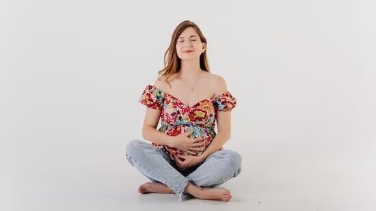 गर्भवती महिलांनी दररोज ८ ते १२ कप (अंदाजे ६४ ते ९६ औंस किंवा १.९ते २.८ लीटर) पाणी प्यावे. गर्भवती महिलांनी दररोज ८ ते १२ कप (अंदाजे ६४ ते ९६ औंस किंवा १.९ते २.८ लीटर) पाणी प्यावे.