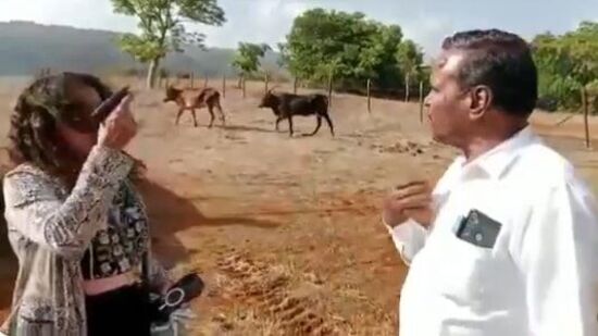 पिस्तूल दाखवून शेतकऱ्याला धमकावणे भोवले; IAS पूजा खेडकरच्या आई, वडिलांवर गुन्हा दाखल 