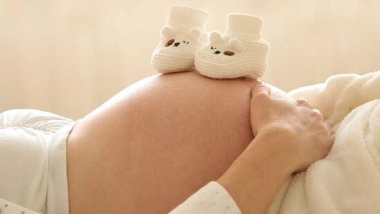 पहिली तिमाही: सर्वात सामान्य वजन, निरोगी गर्भवती महिलांना पहिल्या तिमाहीत दररोज सुमारे १८०० कॅलरी आवश्यक असतात. त्यामुळे त्यांची एकूण दैनंदिन पाण्याची गरज १.८ ते २.७ लिटर आहे. पहिली तिमाही: सर्वात सामान्य वजन, निरोगी गर्भवती महिलांना पहिल्या तिमाहीत दररोज सुमारे १८०० कॅलरी आवश्यक असतात. त्यामुळे त्यांची एकूण दैनंदिन पाण्याची गरज १.८ ते २.७ लिटर आहे. 