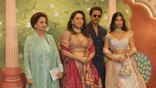 अभिनेता शाहरुख खान हा पत्नी गौरी खान, मुलगी सुहाना आणि सासुबाईंसोबत पोहोचला होता. अभिनेता शाहरुख खान हा पत्नी गौरी खान, मुलगी सुहाना आणि सासुबाईंसोबत पोहोचला होता.