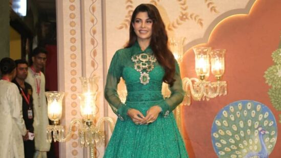 बऱ्याच दिवसांनंतर जॅकलीन फर्नांडिज ही मीडियासमोर आली आहे. तिचा हा लूक सर्वांना आवडला आहे. बऱ्याच दिवसांनंतर जॅकलीन फर्नांडिज ही मीडियासमोर आली आहे. तिचा हा लूक सर्वांना आवडला आहे.