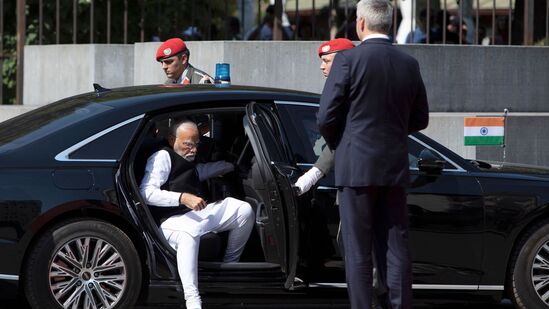 पंतप्रधान नरेंद्र मोदी यांनी एक नवा विक्रम केला आहे. मोदी हे जगप्रसिद्ध नेते आहेत. नुकताच त्यांचा रशिया दौरा हा चांगलाच गाजला. मोदी यांना सोशल मिडियावर मोठ्या प्रमाणात नागरिक फॉलो करतआत. नुकताच त्यांनी सोशल मीडिया प्लॅटफॉर्म 'एक्स' (पूर्वीचे ट्विटर) वर तब्बल १०० मिलियन फॉलोअर्स आकडा पार केला असून या यादीत ते अव्वल स्थानी आहेत. ट्विटरवरील फॉलोअर्सची संख्या आता १० कोटींवर पोहोचली आहे. <p>पंतप्रधान नरेंद्र मोदी यांनी एक नवा विक्रम केला आहे. मोदी हे जगप्रसिद्ध नेते आहेत. नुकताच त्यांचा रशिया दौरा हा चांगलाच गाजला. मोदी यांना सोशल मिडियावर मोठ्या प्रमाणात नागरिक फॉलो करतआत. नुकताच त्यांनी सोशल मीडिया प्लॅटफॉर्म 'एक्स' (पूर्वीचे ट्विटर) वर तब्बल १०० मिलियन फॉलोअर्स आकडा पार केला असून या यादीत ते अव्वल स्थानी आहेत. ट्विटरवरील फॉलोअर्सची संख्या आता १० कोटींवर पोहोचली आहे. </p>
