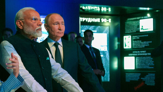 एक्सवरील फॉलोअर्सच्या संख्येत मोदींपेक्षा दुसरा कोणताही नेता पुढे नाही. अमेरिकेचे राष्ट्राध्यक्ष जो बायडेन यांचे ३८.८ दशलक्ष फॉलोअर्स आहेत. तर दुबईतील शेख मोहम्मद यांचे एक्सवर &nbsp;११.२ दशलक्ष फॉलोअर्स आहेत. &nbsp;पोप फ्रान्सिस यांचे १८.५ दशलक्ष फॉलोअर्स आहेत.&nbsp;