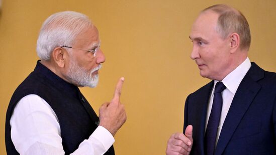 इतकंच नाही तर मनोरंजन विश्वातील बहुतांश सेलिब्रिटींपेक्षा ही &nbsp;मोदी पुढे आहेत. टेलर स्विफ्टचे ९५.३ &nbsp;मिलियन फॉलोअर्स आहेत. लेडी गागाचे ८३ &nbsp;दशलक्षांहून अधिक फॉलोअर्स आहेत. किम कार्दशियनचे ७४.२ मिलियन फॉलोअर्स आहेत.&nbsp;